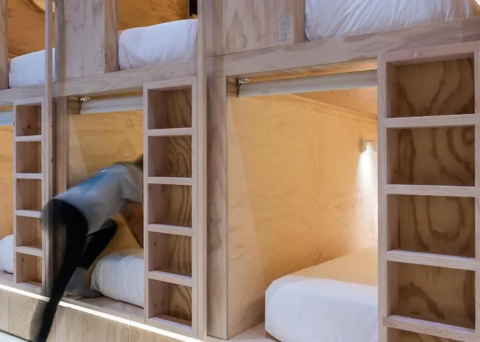 Colo Colo - Single Private Beds Hostel *