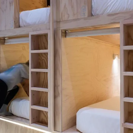 Colo Colo - Single Private Beds بيت شباب *